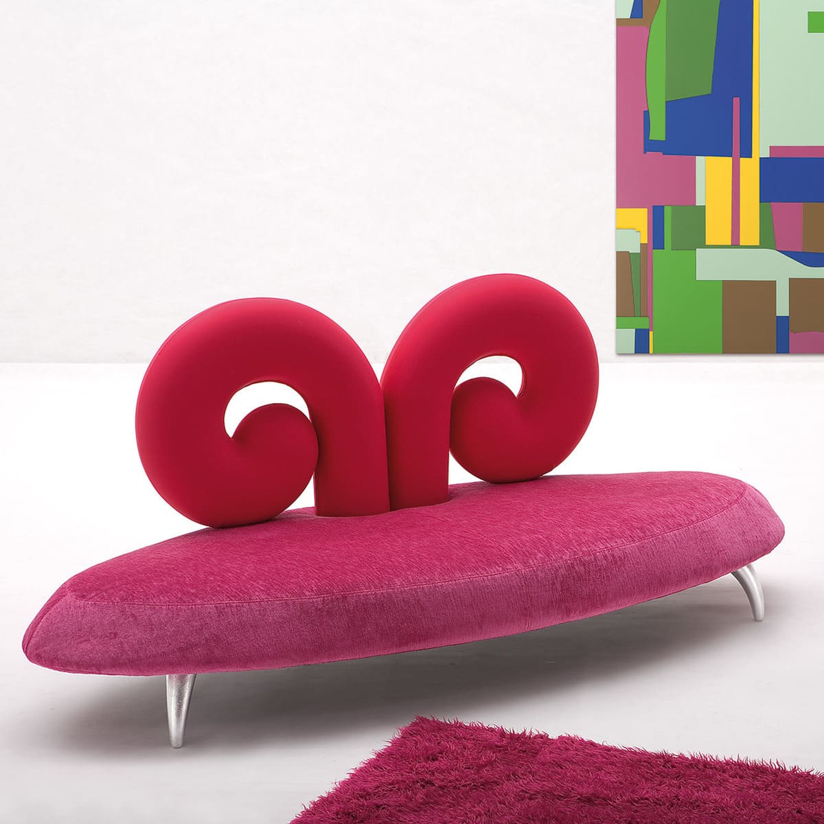 Banquette ARIES avec assise circulaire tapissée de rose GIOVANNETTI