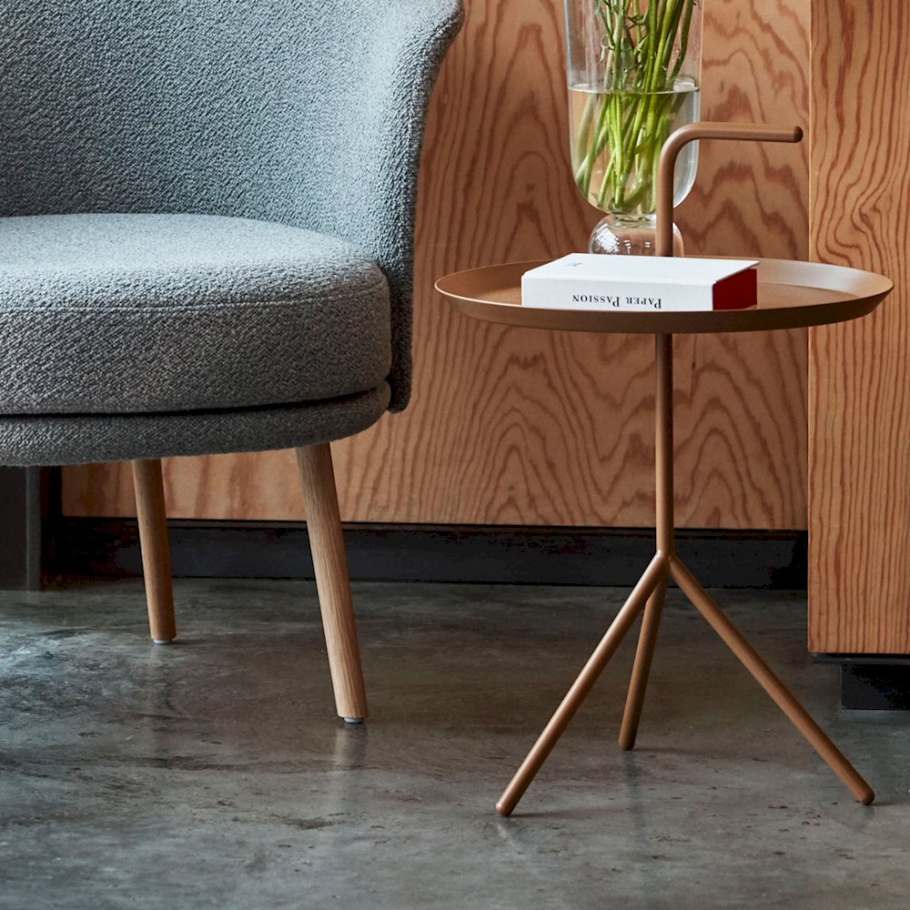 Table basse métallique avec poignée coloris caramel