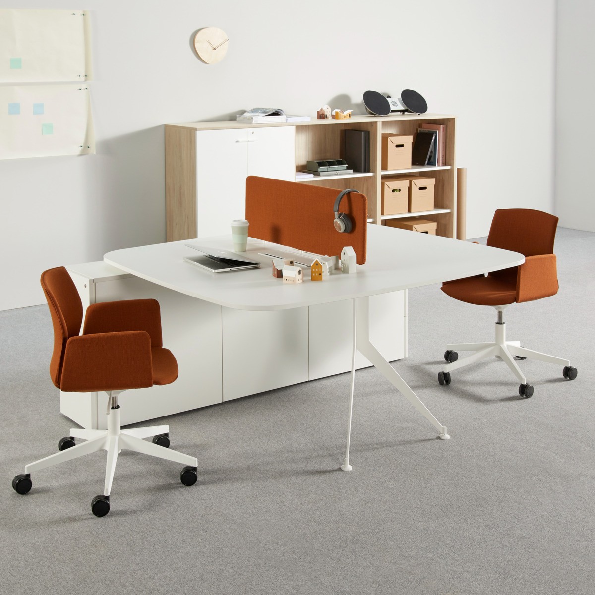 Bureau bench USOA avec caissons porteurs 3 tiroirs et top access. Ecran de séparation en option. 