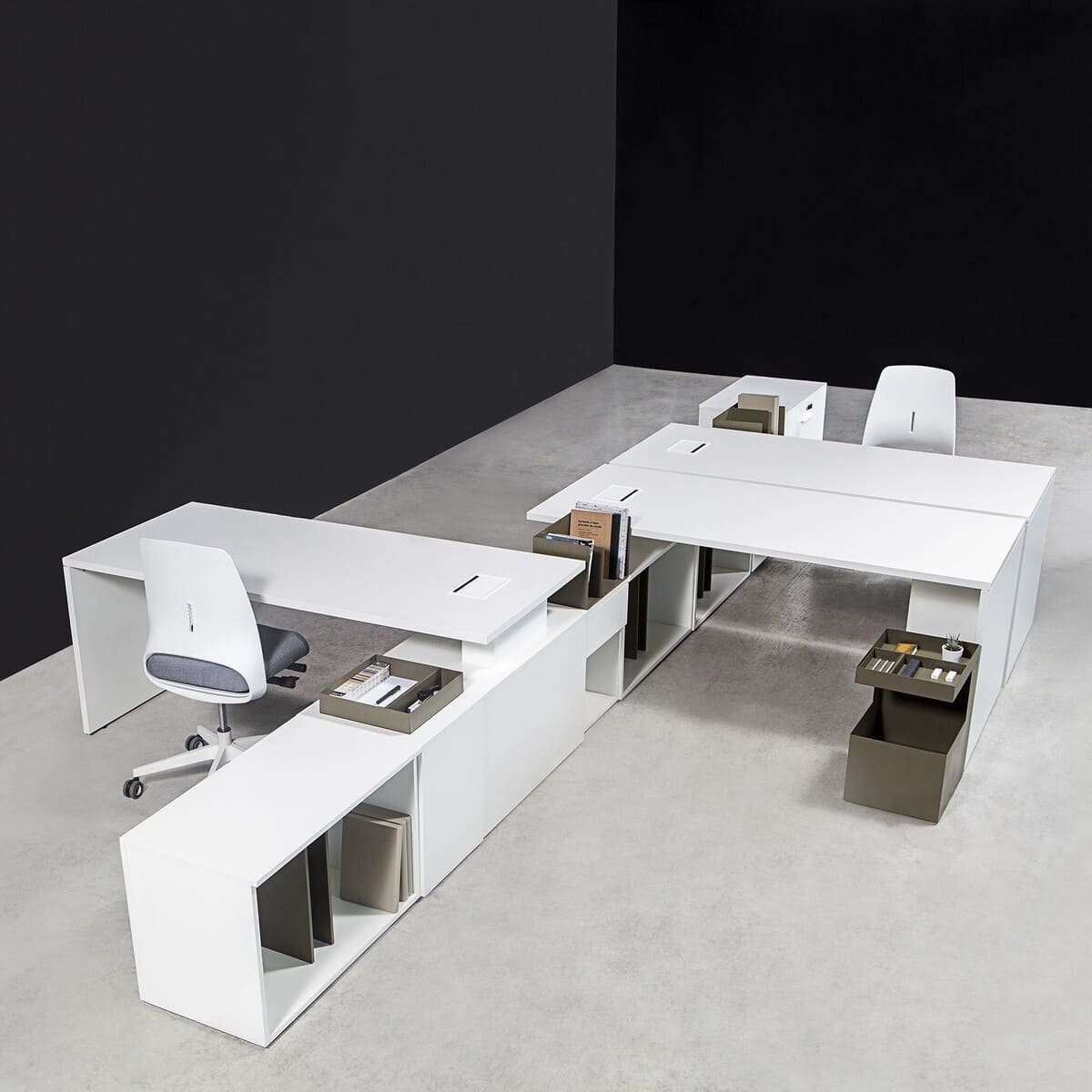 Bureau bench contemporain BAT OFFICE avec grande desserte porteuse blanche composée de tiroirs et de niches de rangement