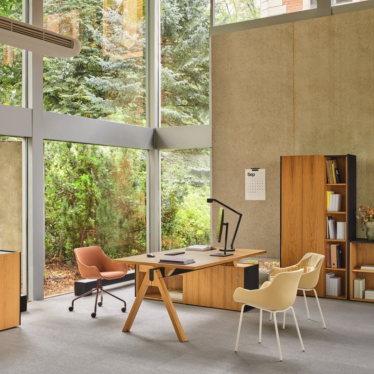 Bureau de direction design en bois teinte chêne sur desserte porteuse VIGA.