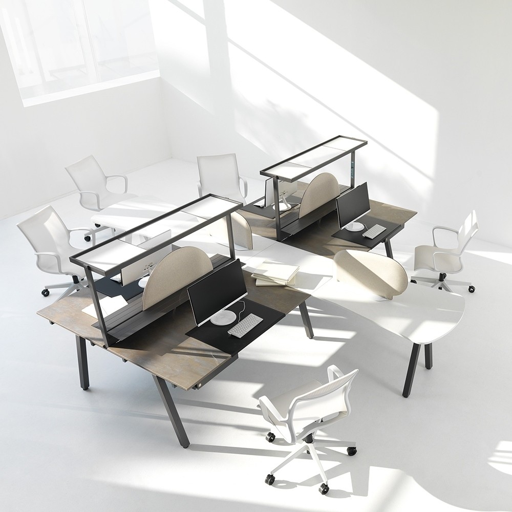 Bureau open space avec luminaire intégré 