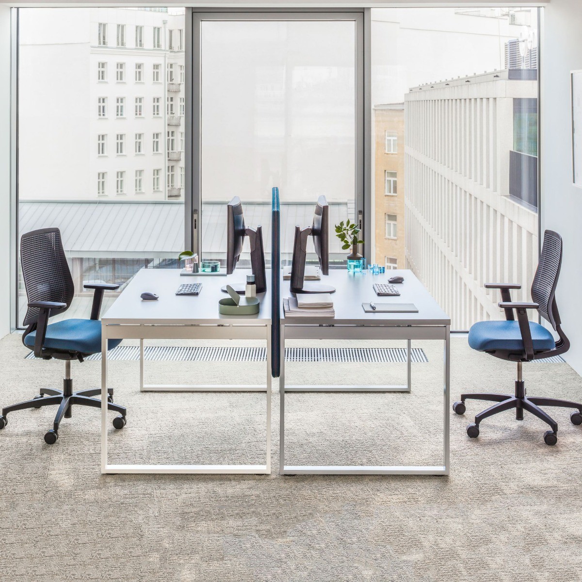 bureau avec pietement design en anneau Ogi Q