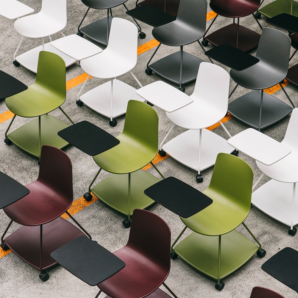 Chaise de formation avec tablette Tray chair par Enea