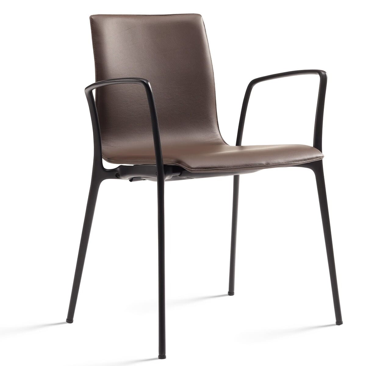 La chaise de réunion GORKA rembourrée et revêtue de similicuir dispose d'une structure esthétique et solide en aluminium.