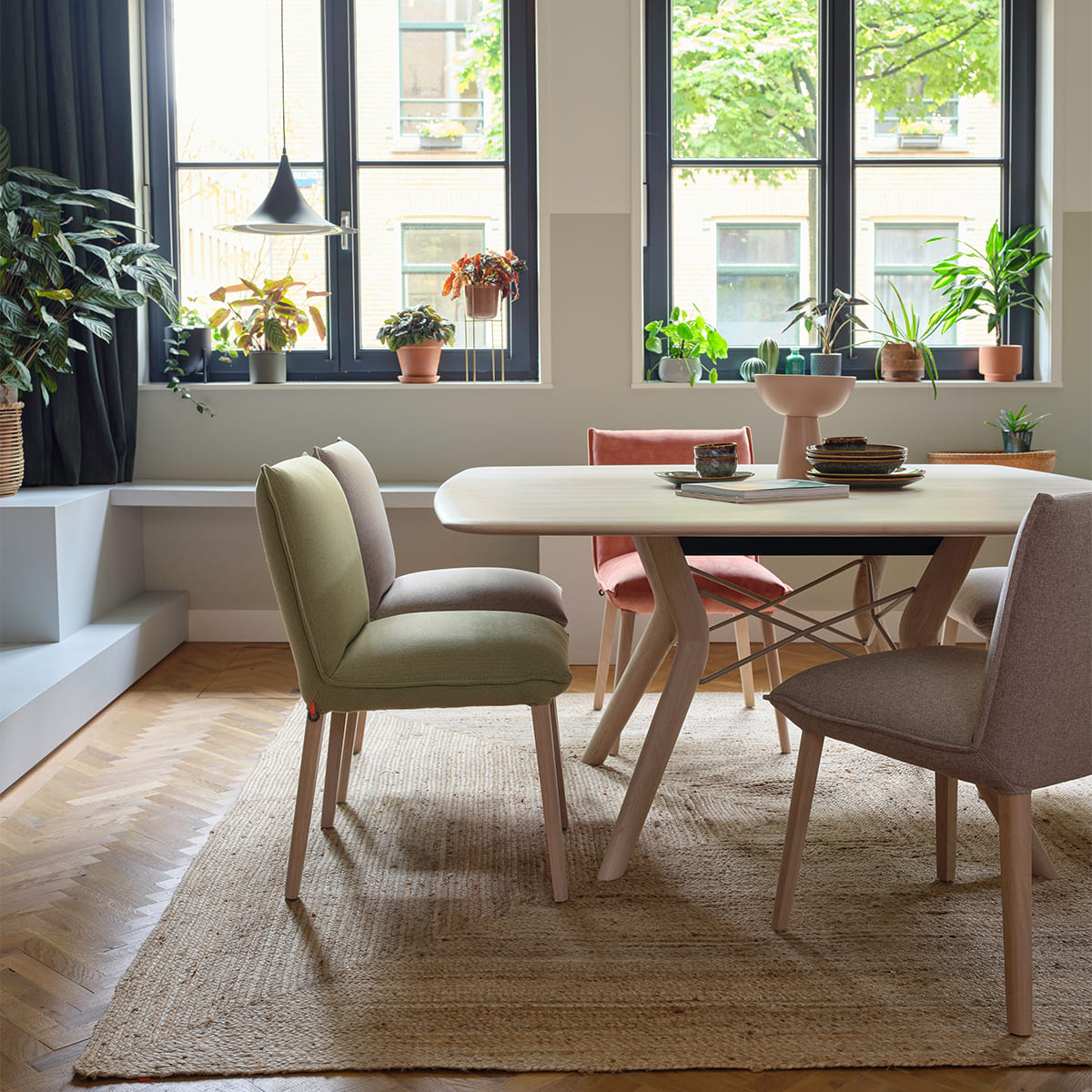 Fauteuil Soda Mobitec avec accoudoirs, assise rembourrée et pieds bois, parfait pour bureaux et espaces lounge