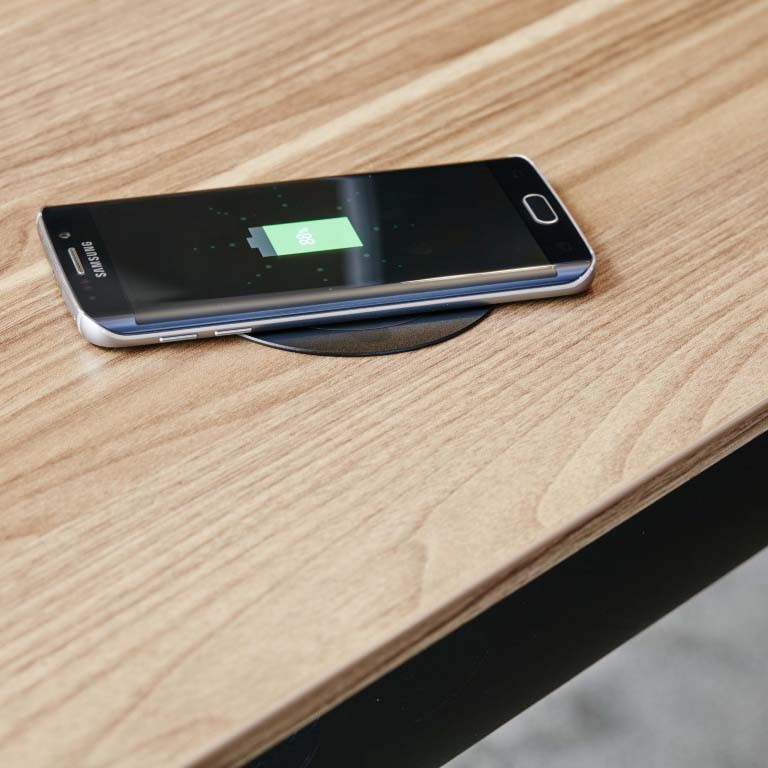 Mini USB chargeur noir sur table basse Gotessons