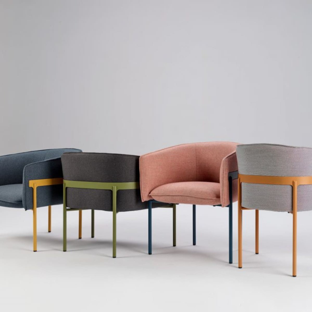 Pour aménager vos espaces professionnels, le fauteuil design MARINA dispose d'un florilège de couleurs que ce soit pour l'assise et ou le piètement. 