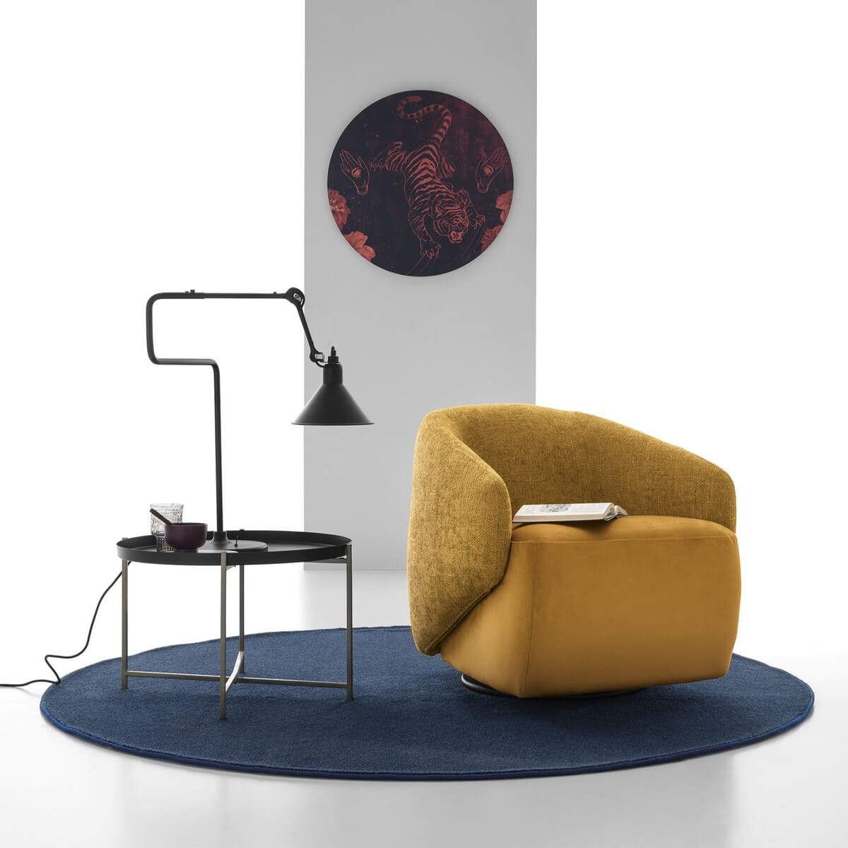 Le fauteuil design DIXI avec une assise et dossier confort au tissu jaune. Produit certifié par Mahora-concept.