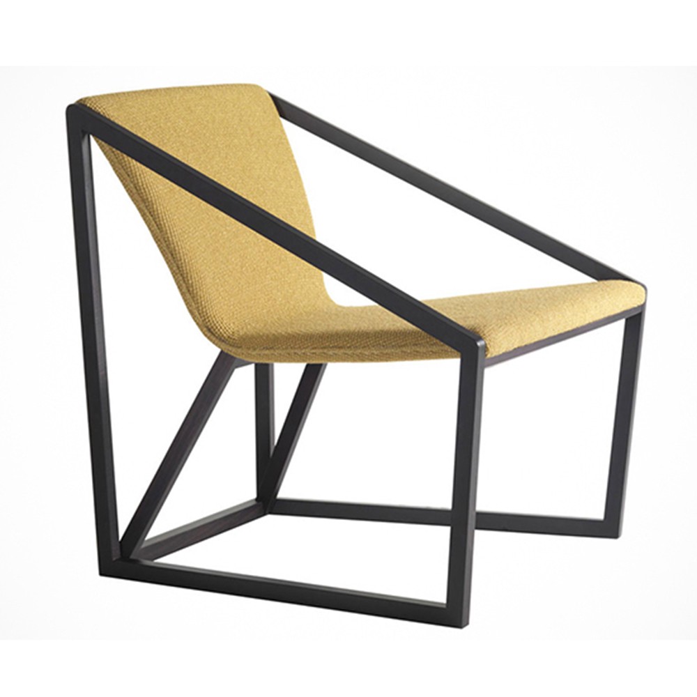 Fauteuil lounge assise rembourrée revêtue d'un tissu jaune et structure en bois massif, collection KITE