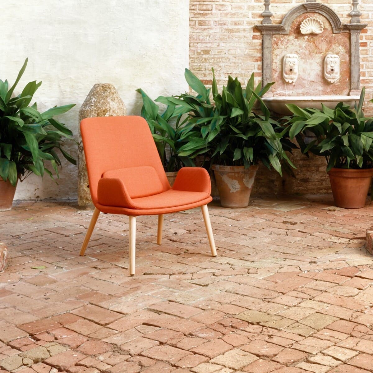 Le fauteuil lounge GLOVE est idéal pour aménager vos halls d'accueil ou vos espaces de détente.