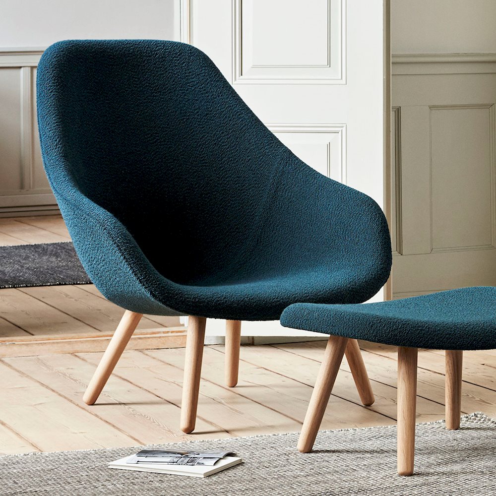 Fauteuil lounge contemporain ABOUT A LOUNGE de HAY avec repose-pieds ; Piétement bois et tissu bleu canard 
