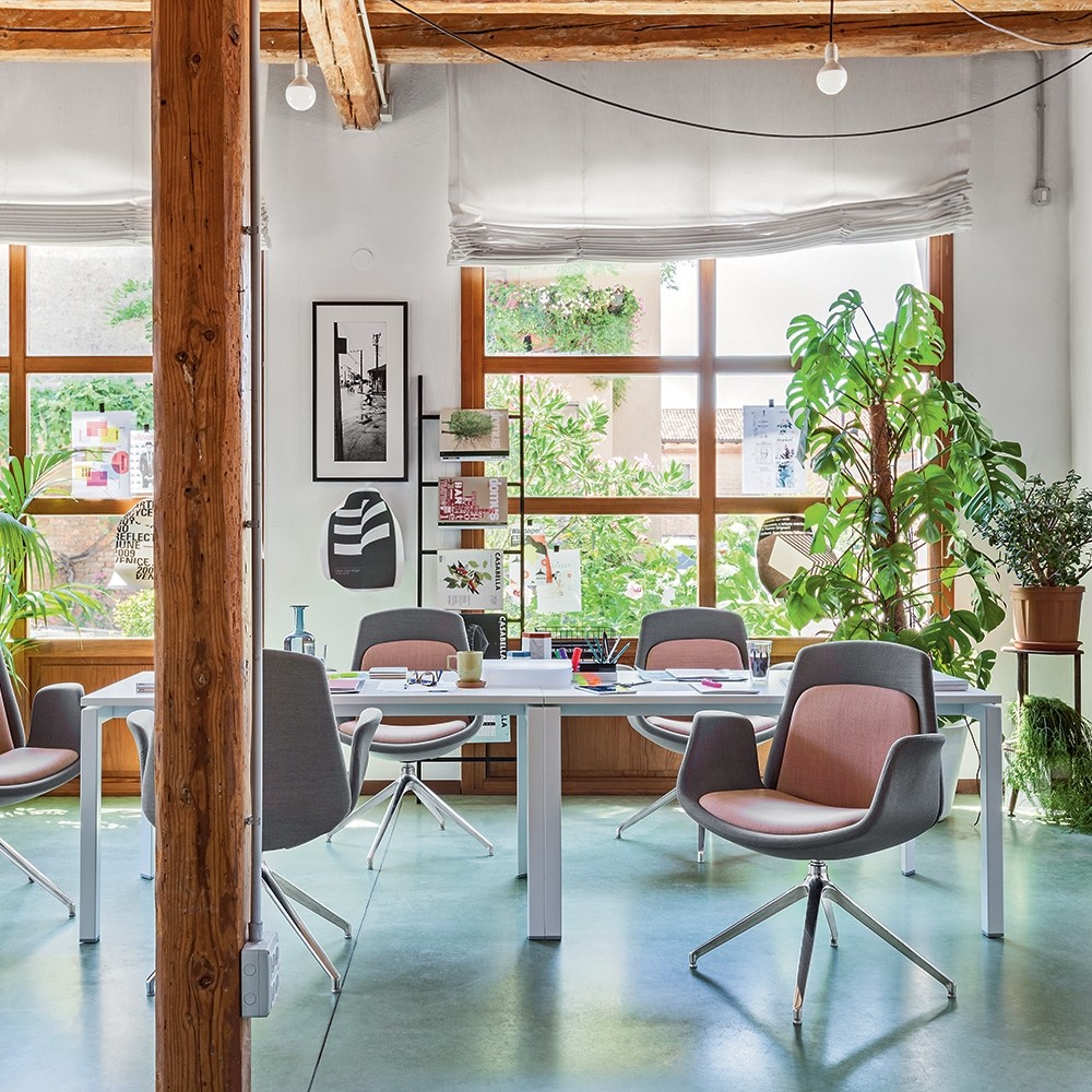 Fauteuil de réunion pivotant design et contemporain NORDIC revêtement bicolore et piétement en aluminium poli