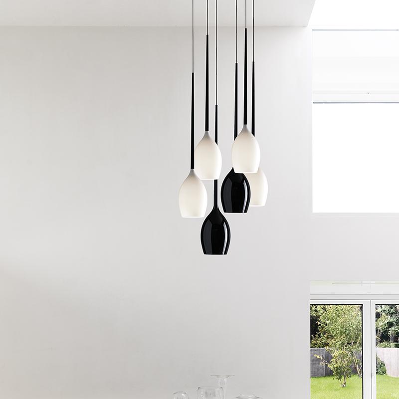 Une décoration en noir et blanc grâce aux suspensions GOUT