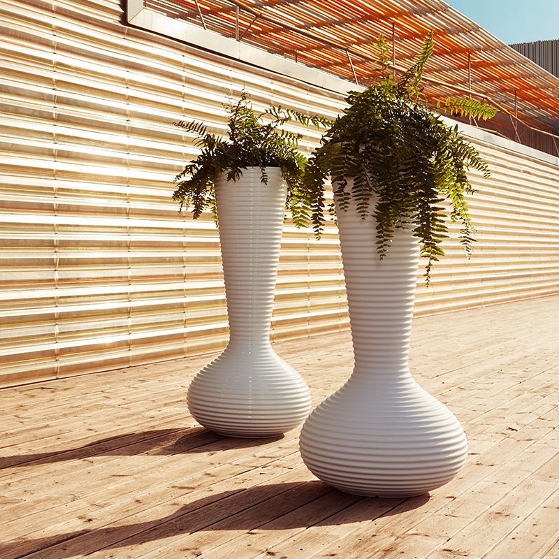https://www.mahora-concept.com/media/catalog/product/g/r/grands-pots-laques-design-plantes-bloom_1.jpg