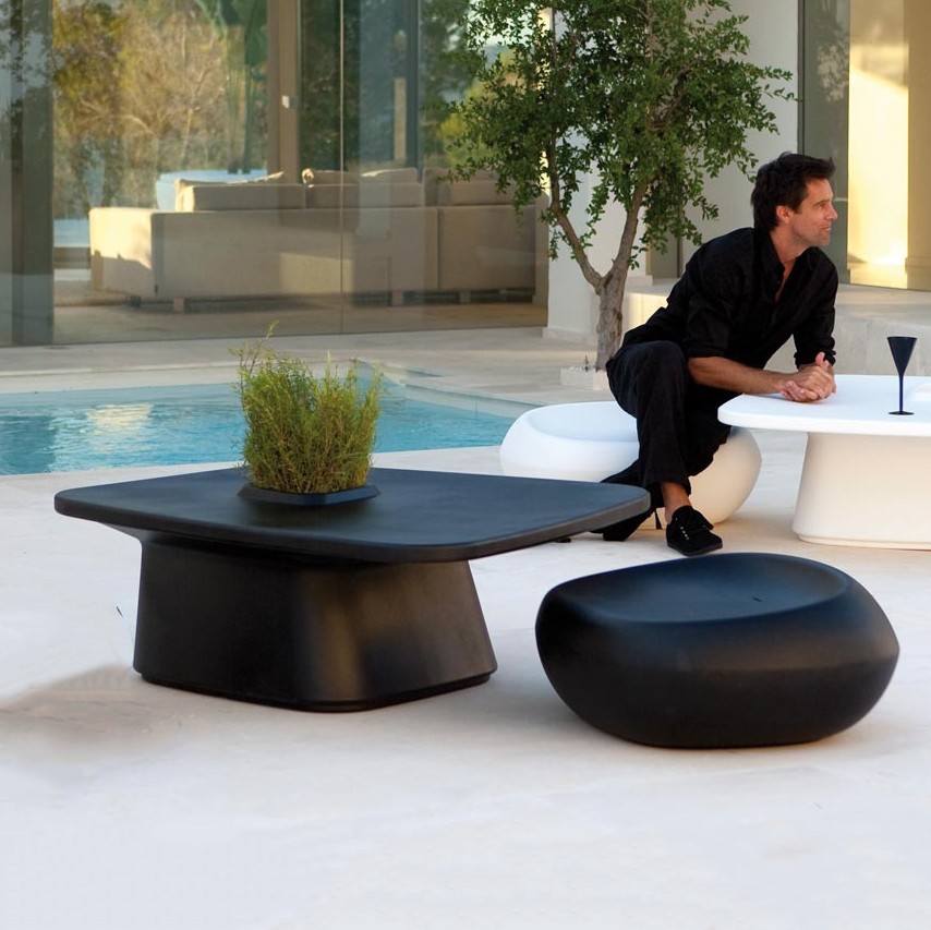 Mobilier de restauration outdoor table basse et pouf design Moma Vondom