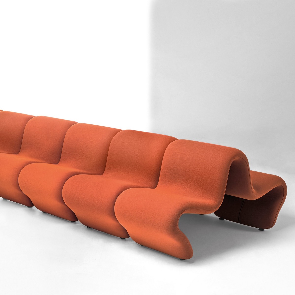 Banquette design orange dos à dos Louvre La Cividina