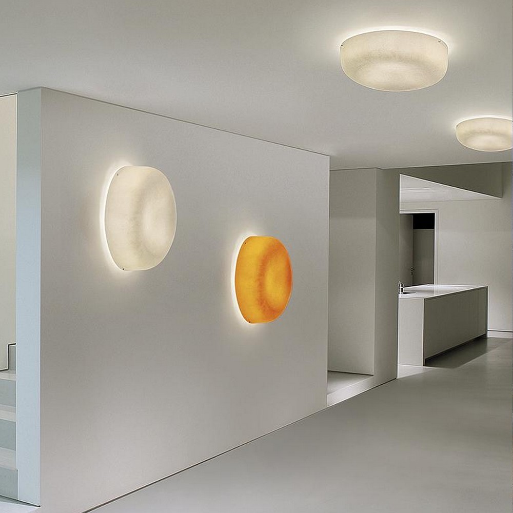 Les appliques OLA se fixent au mur ou au plafond