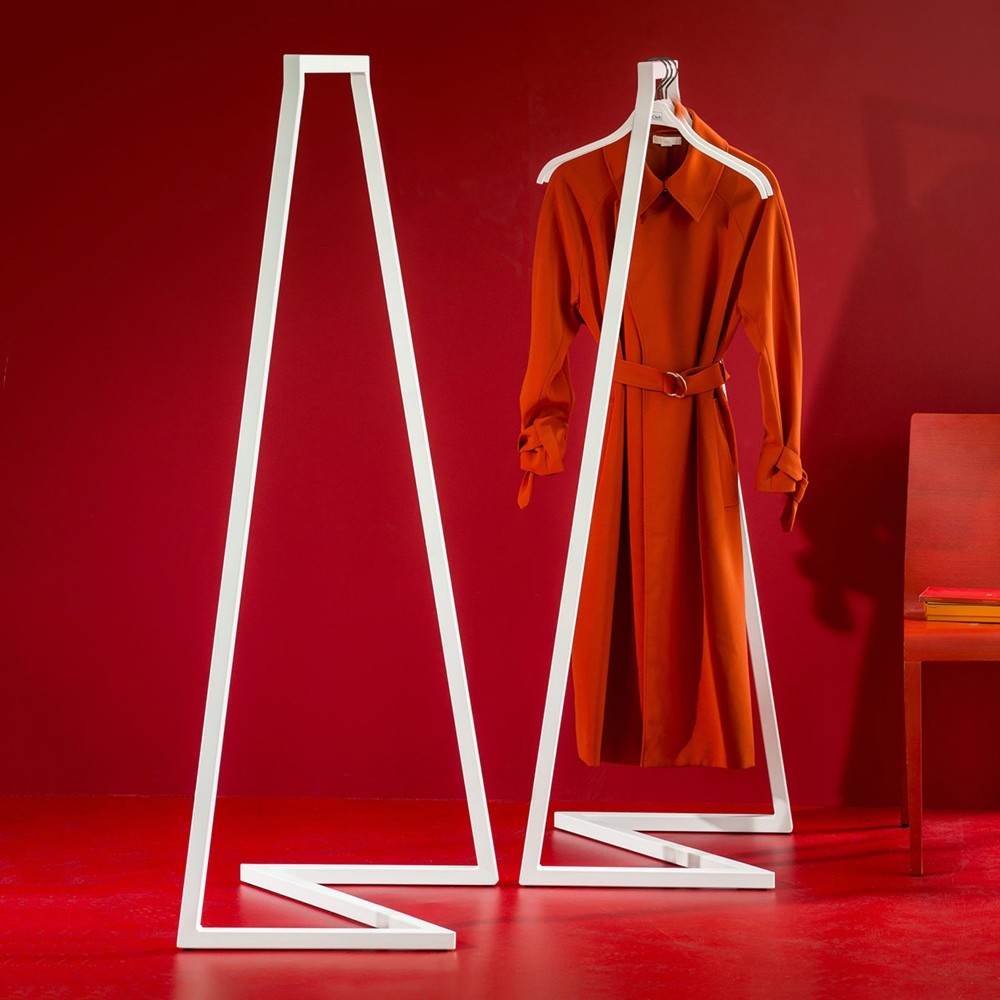 Porte manteau blanc design et graphique avec cintres Butler Van Esch
