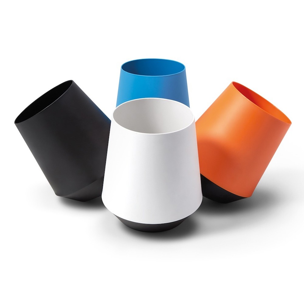 https://www.mahora-concept.com/media/catalog/product/p/o/poubelle-biel-pivotante-orange-bleu-blanche-noire_1.jpg
