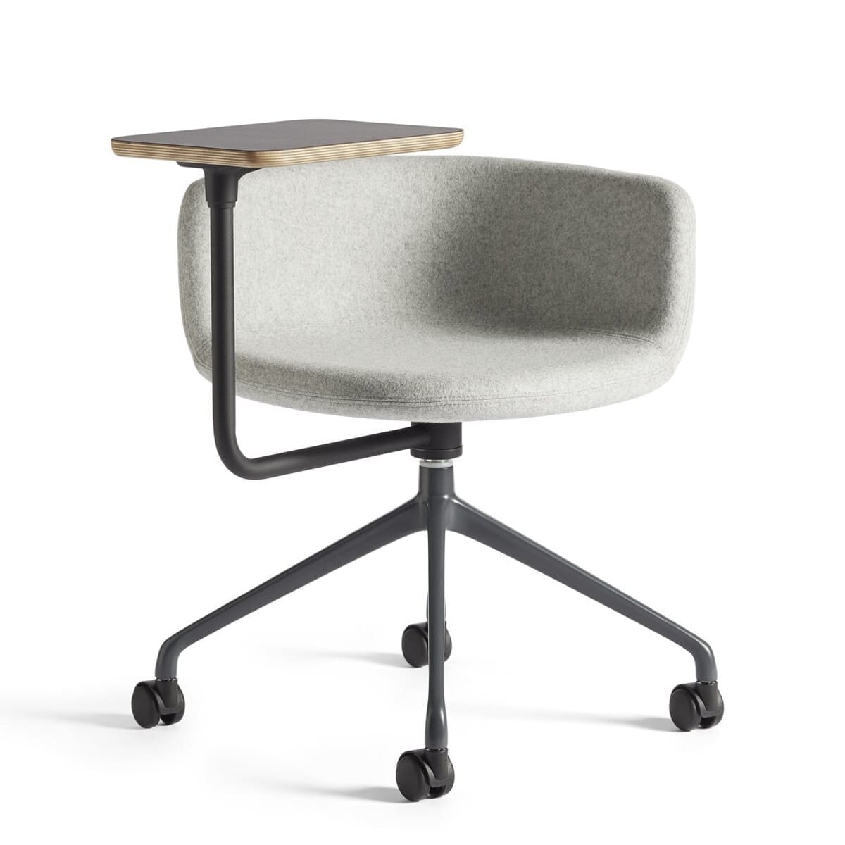 Siège de formation XOKO avec tablette écritoire pivotante accrochée au piétement de la chaise.