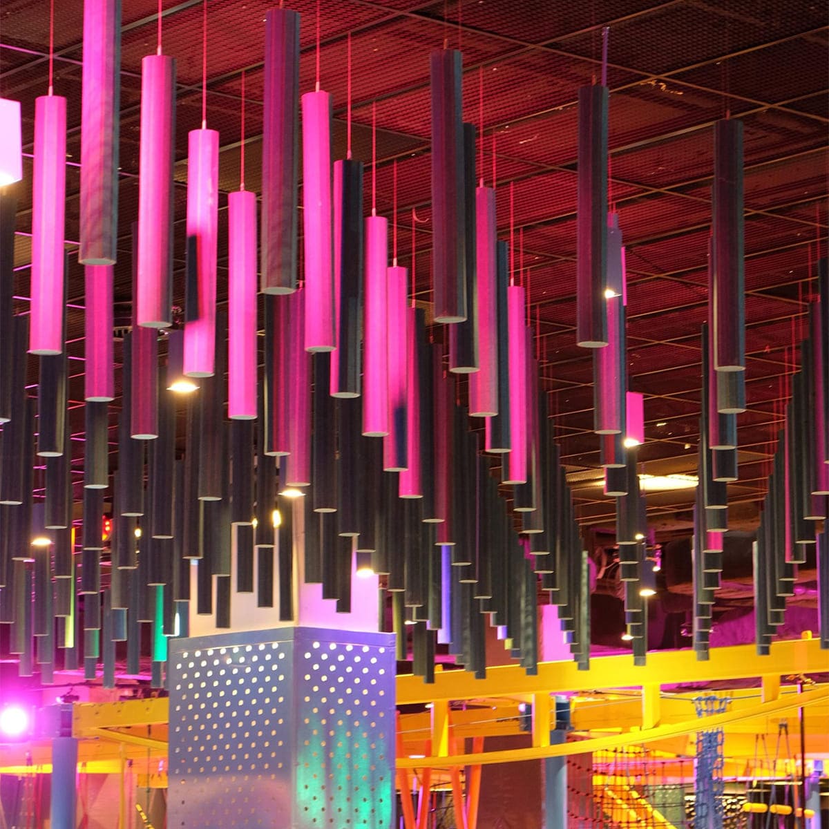 Suspensions acoustiques CYLINDER BAFFLE avec jeu de lumière