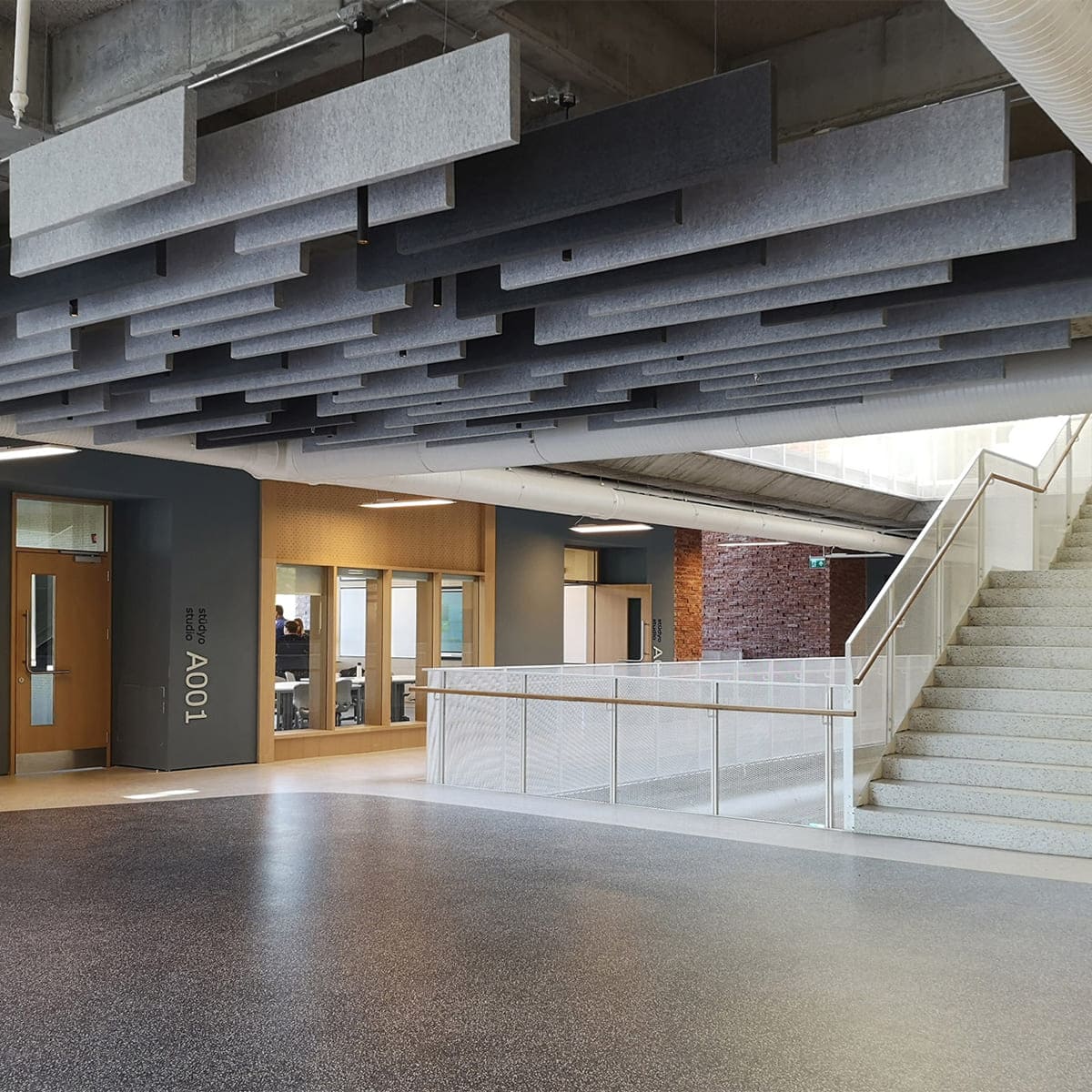 Plafond acoustique avec baffles suspendus dans hall d’accueil moderne et université