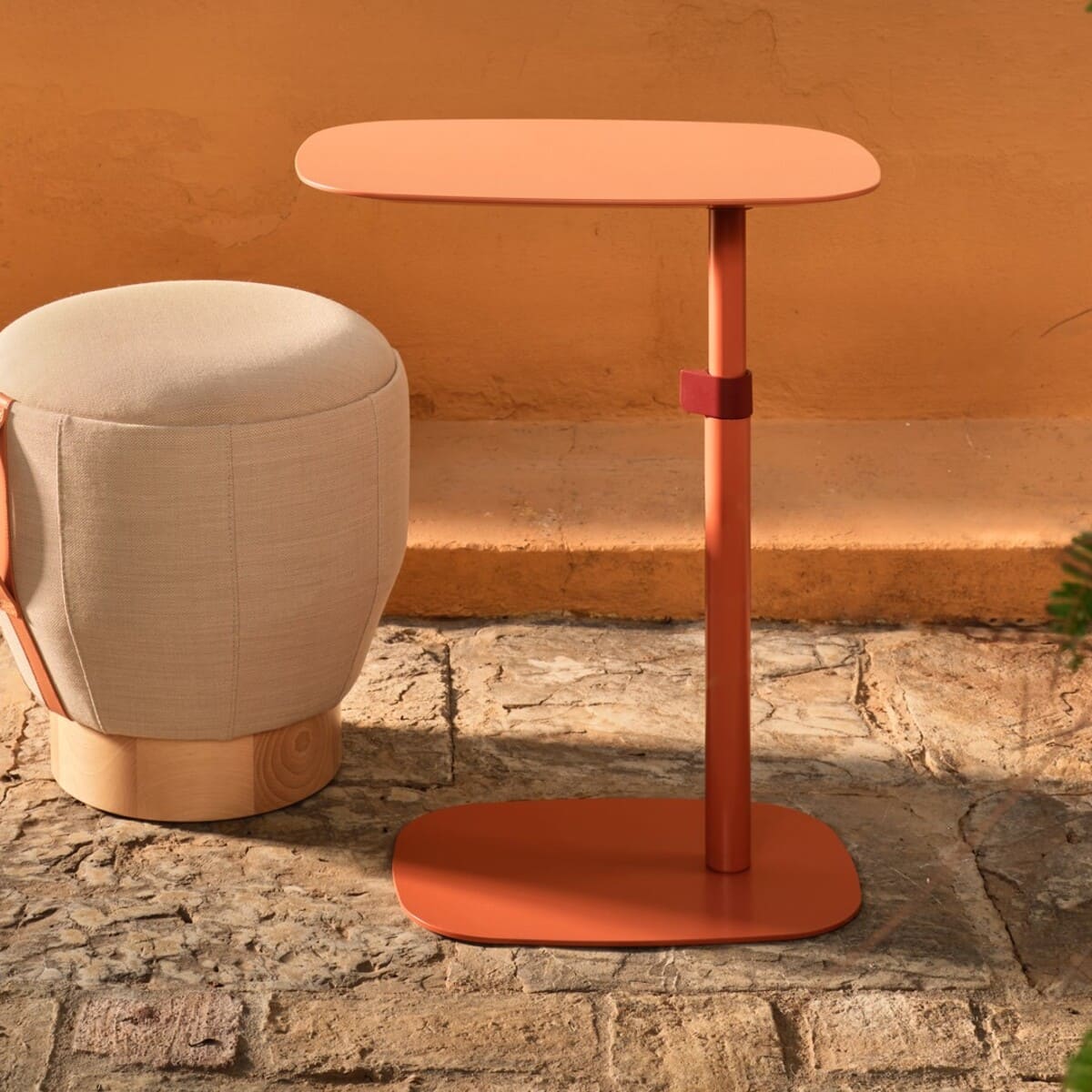 Grâce à sa mobilité, la table basse NOTA est le parfait accessoire à implanter dans votre openspace ou dans votre hall d'accueil