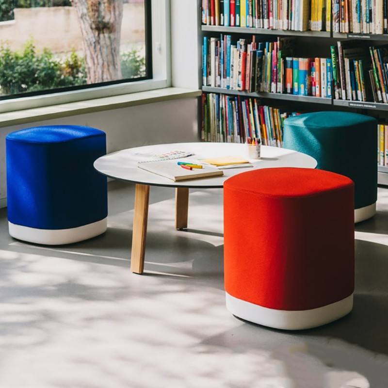 Table basse design blanche et bois LTS et pouf coloré design PUCK Enea