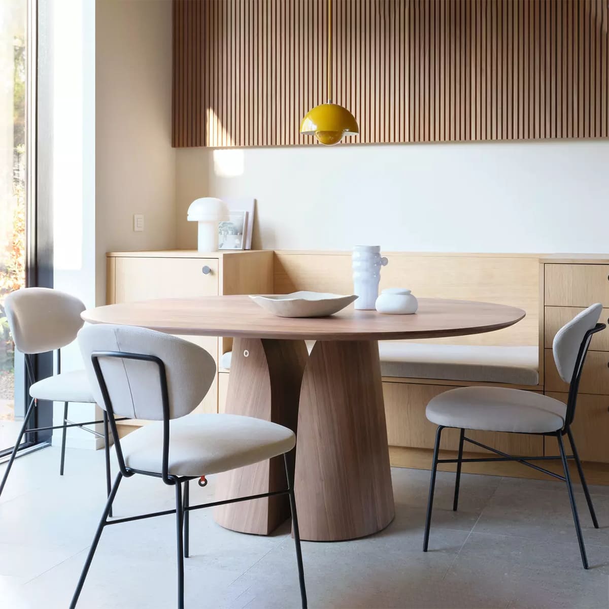 Élégante et robuste, la table Blossom Mobitec bois massif offre un design haut de gamme pour réunions, conférences et espaces de vie.