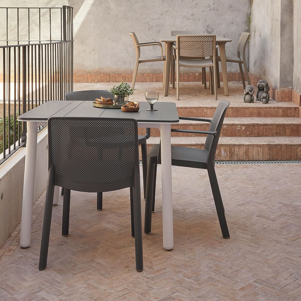 Table NOA Resol design moderne pour salle de pause ou terrasse professionnelle.