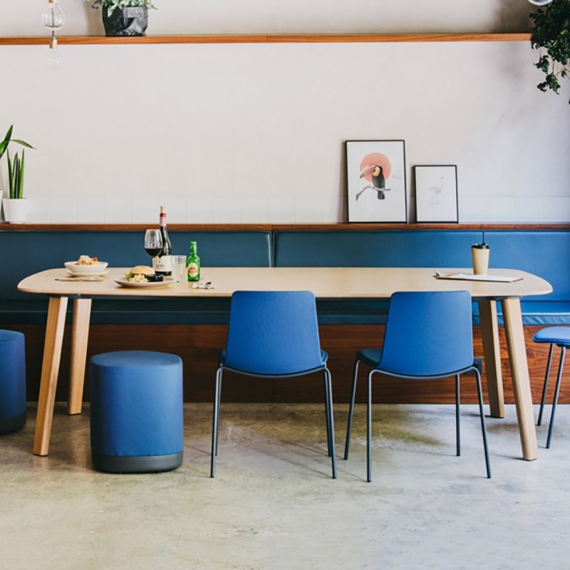 Table de réunion bois LTS System chaise Lottus bleus Enea