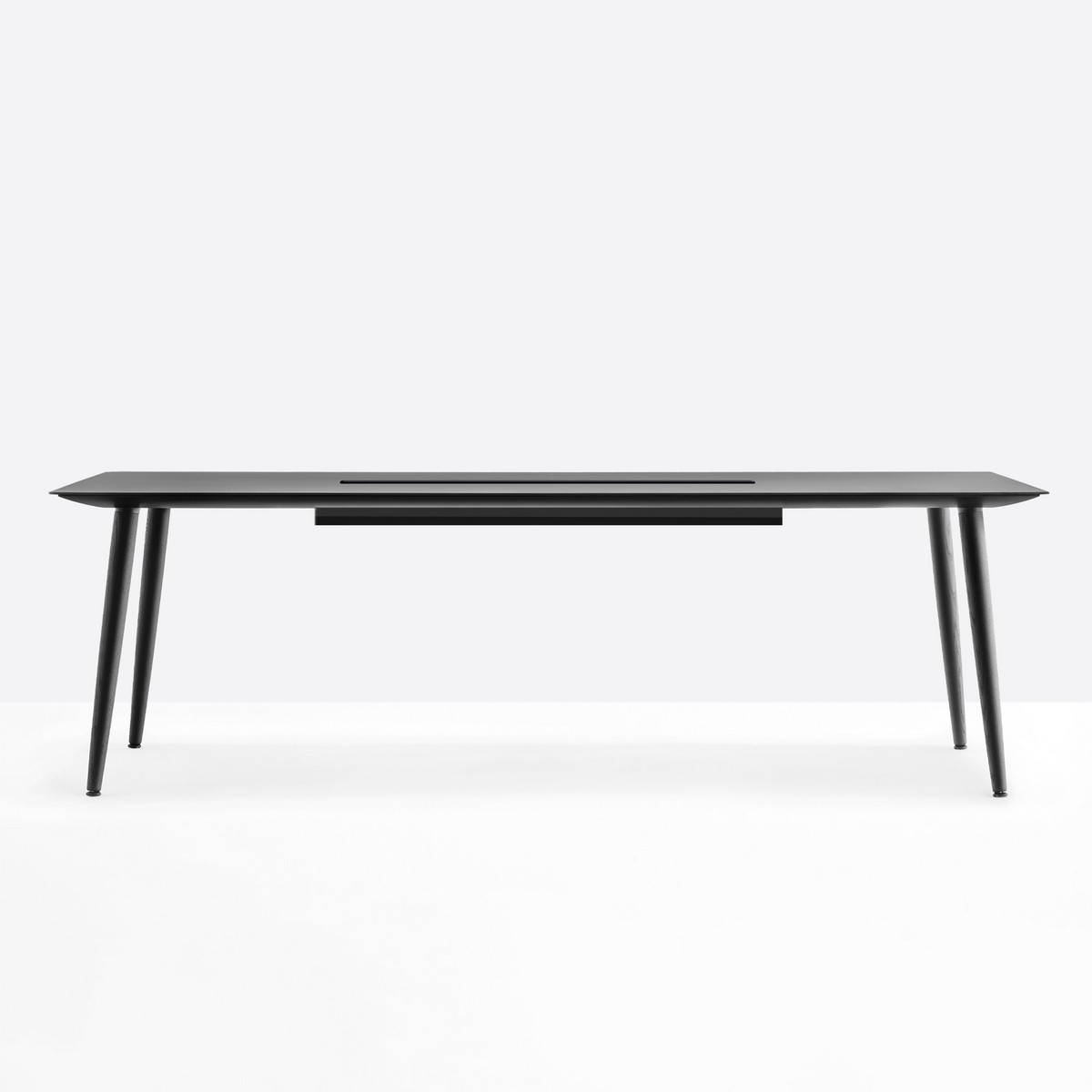 Table de réunion en bois avec passage de câbles Babila Pedrali