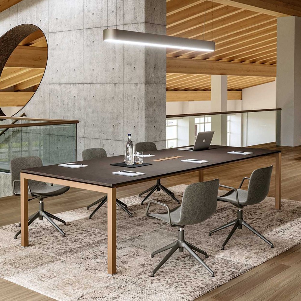 Table de réunion plateau texturé cacao pieds or Italo Alea