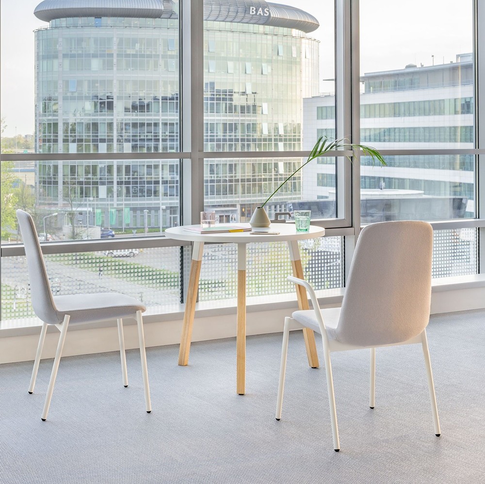 Table ronde pieds bois Ogi W