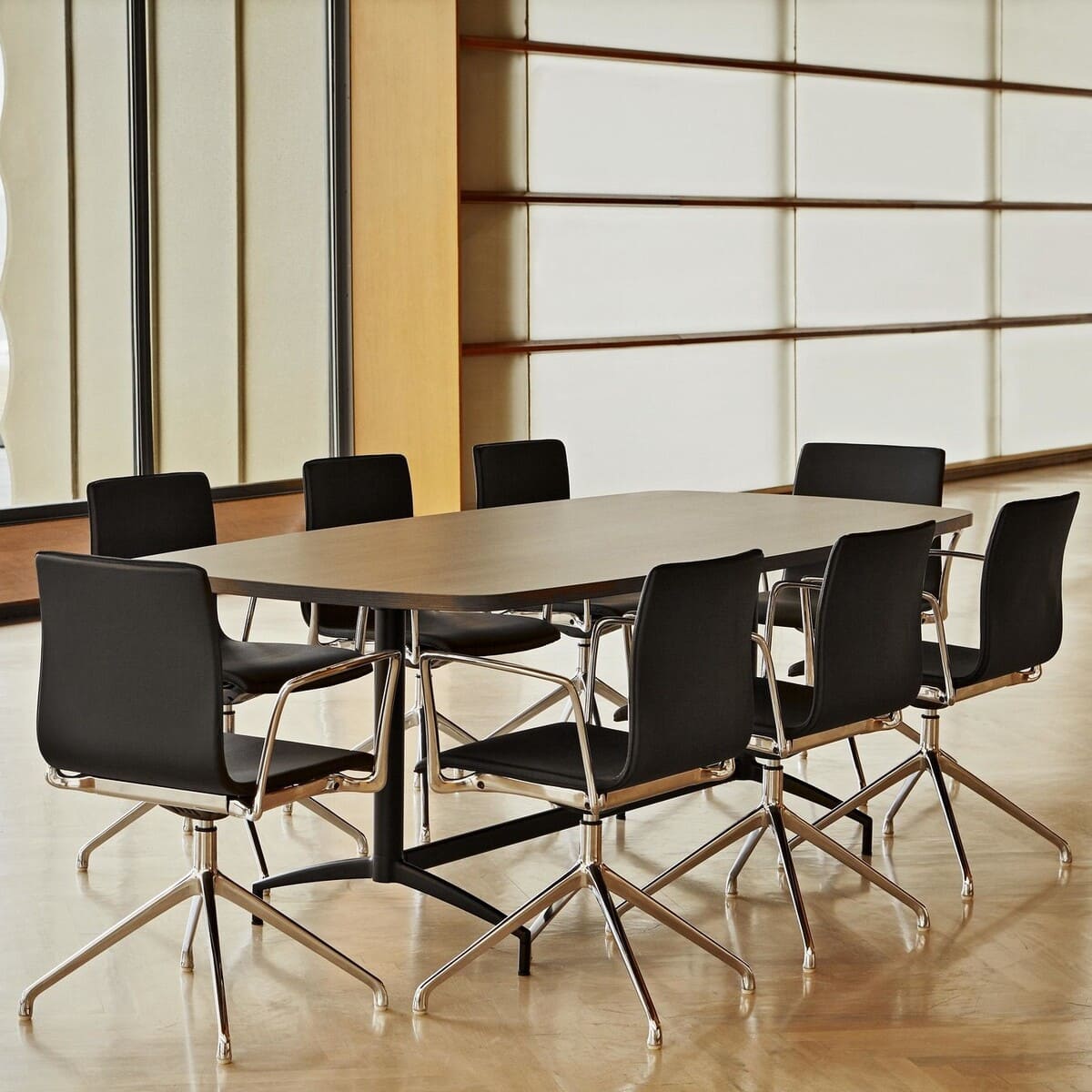 Table de réunion CARMA avec un piètement noir et un plateau mélaminé bois. Un exemple d'élégance dans le monde du mobilier de bureau.