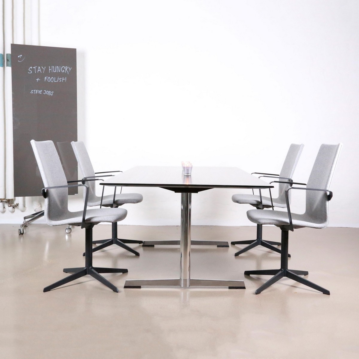 Table de réunion design FOUR MAT plateau blanc, pieds réglables en hauteur aluminium poli