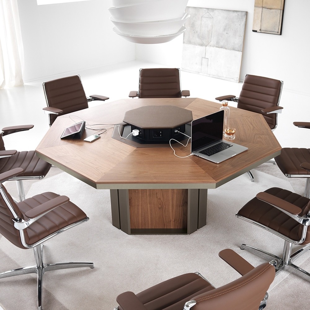 Table de réunion ronde Lloyd en bois avec système d’électrification IVM