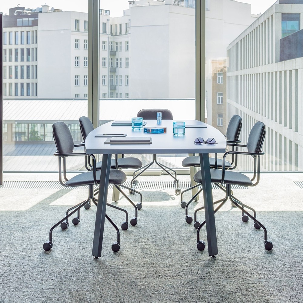 Table de réunion tonneau Ogi A avec chaises Newschool