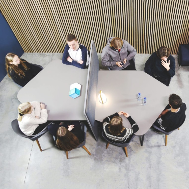 Tables modulaires FOURREAL741 avec panneau de séparation