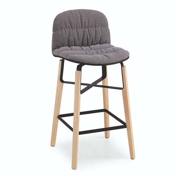 Tabouret de bar assise tapissée Liu pieds bois et insert métal noir Midj